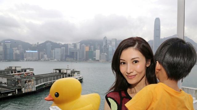 李嘉欣|李嘉欣穿透视裤和儿子逛街被吐槽，爸妈穿着暴露，不利于娃成长