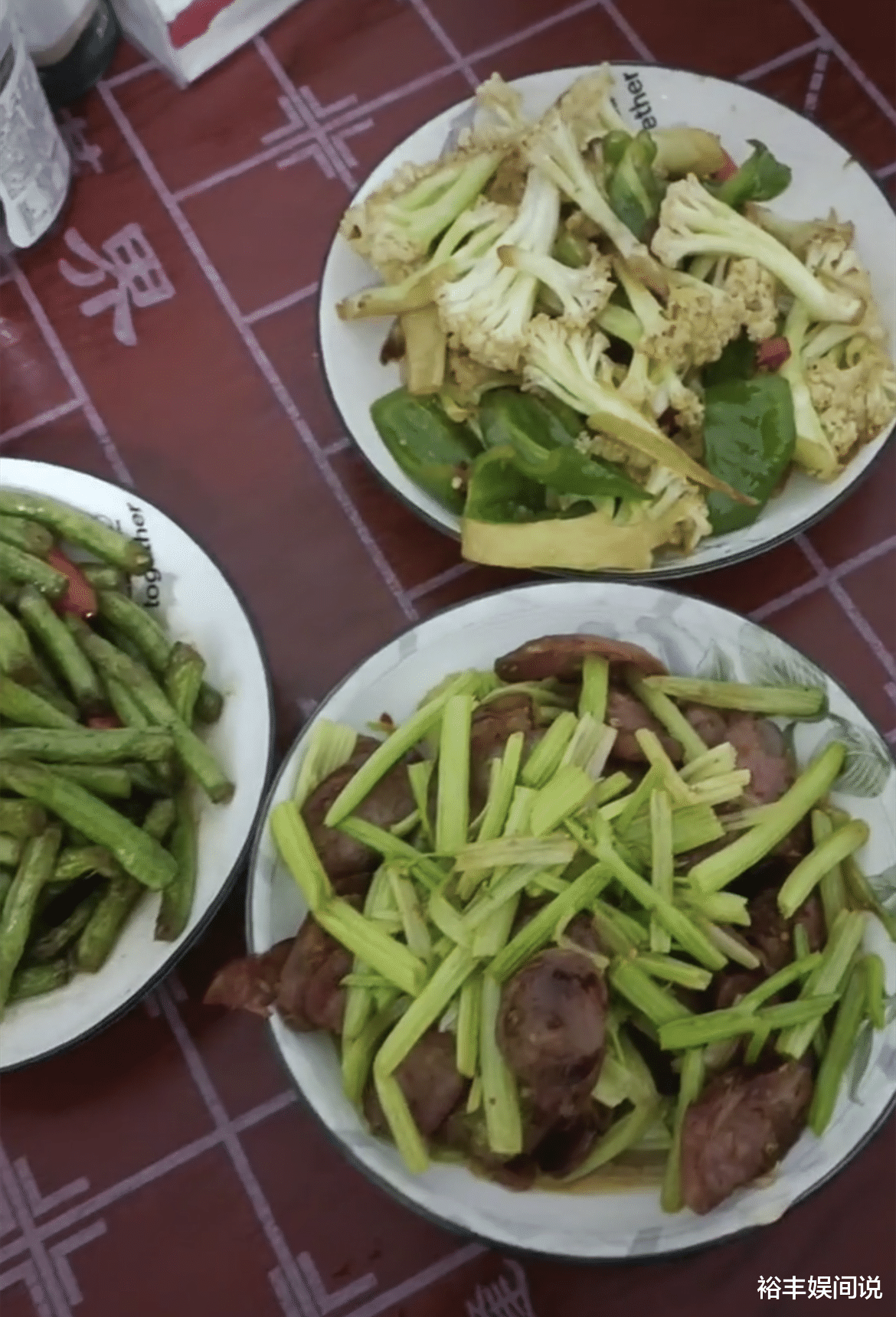 |孙卓妈妈亲自下厨做菜，彭高峰顺道蹭饭，网友调侃孙辉又要多洗碗