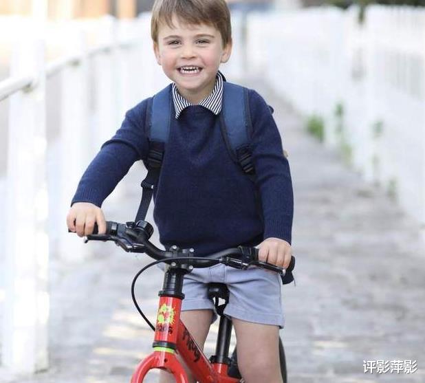 威廉|剑桥一家放出圣诞全家福，威廉凯特都晒黑，路易王子五官长开了