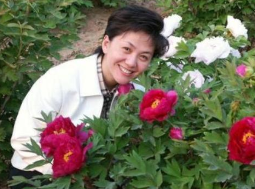 海霞|央视国脸海霞：27年主持零失误，嫁大11岁清华教授，活成人生赢家