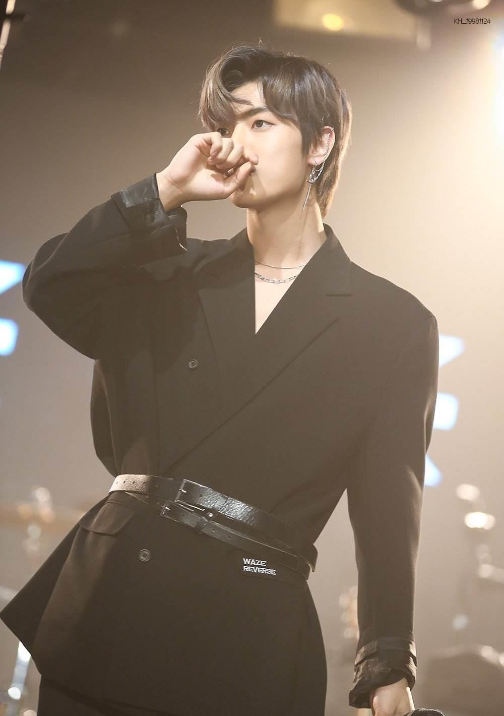 苏晓彤|直播期间突然出现豪迈女声爆粗口,ONEWE姜贤尴尬道歉