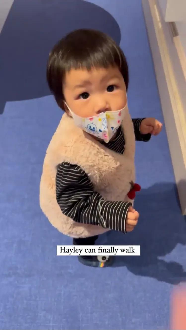 邵北笙|李亚男晒带娃日常，1岁小女儿学会走路，姐姐为妹妹加油超有爱