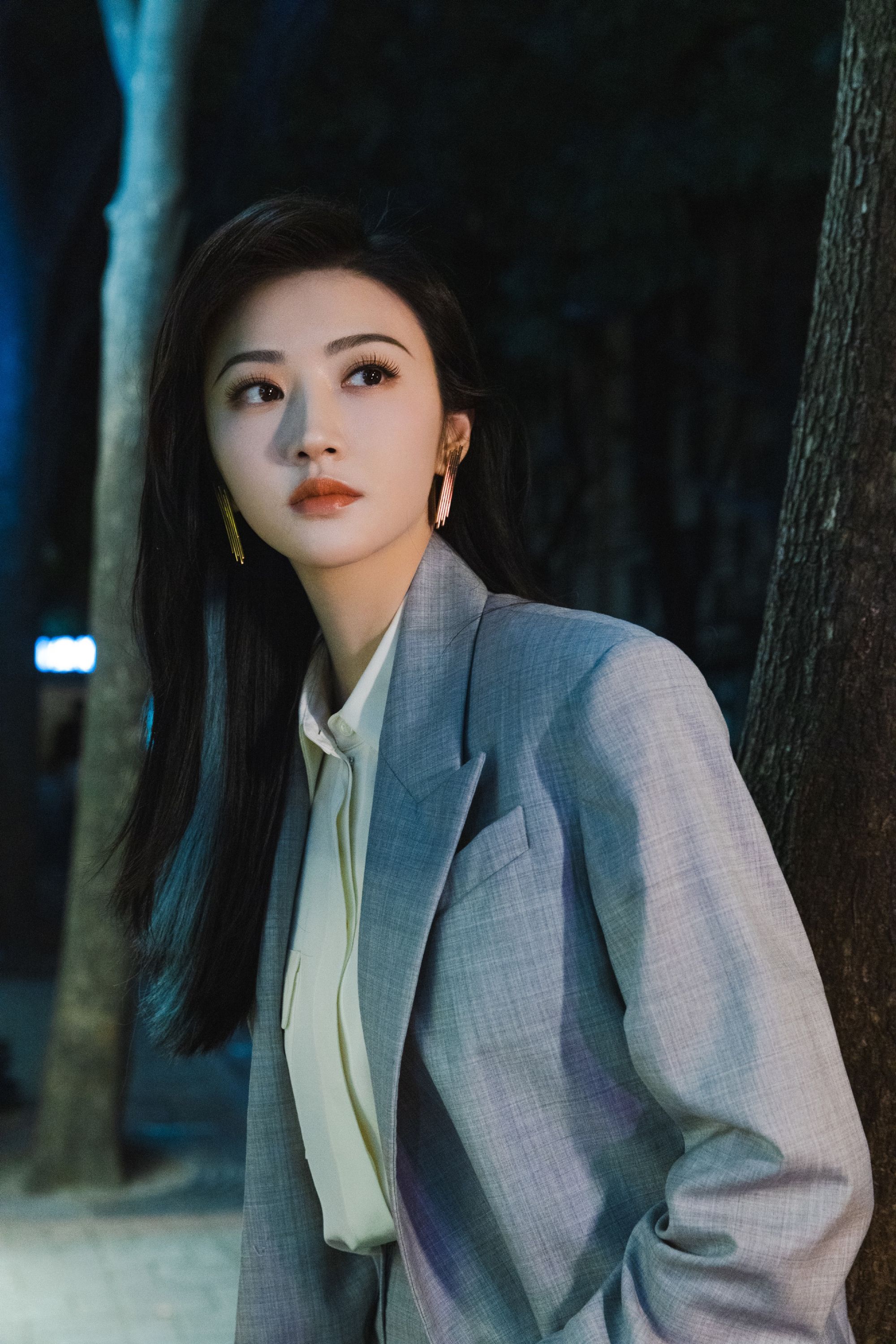 浙江省|被景甜的新造型惊艳到了!穿灰色西装演绎职场女王,美得挪不开眼