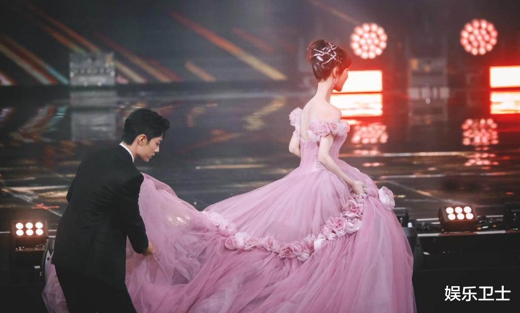 杨紫|杨紫微博之夜求肖战提裙？大粉晒近拍视频澄清，曾三次拒绝却仍被“帮忙”