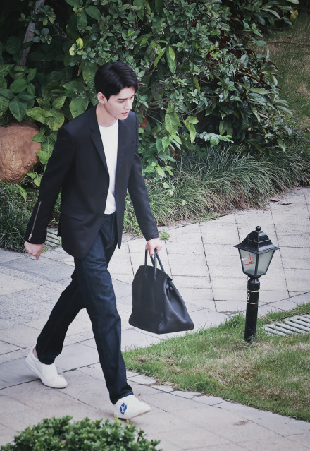 龚俊|龚俊新剧背四万名牌包挤地铁，和背景格格不入，网友嘲讽太出戏