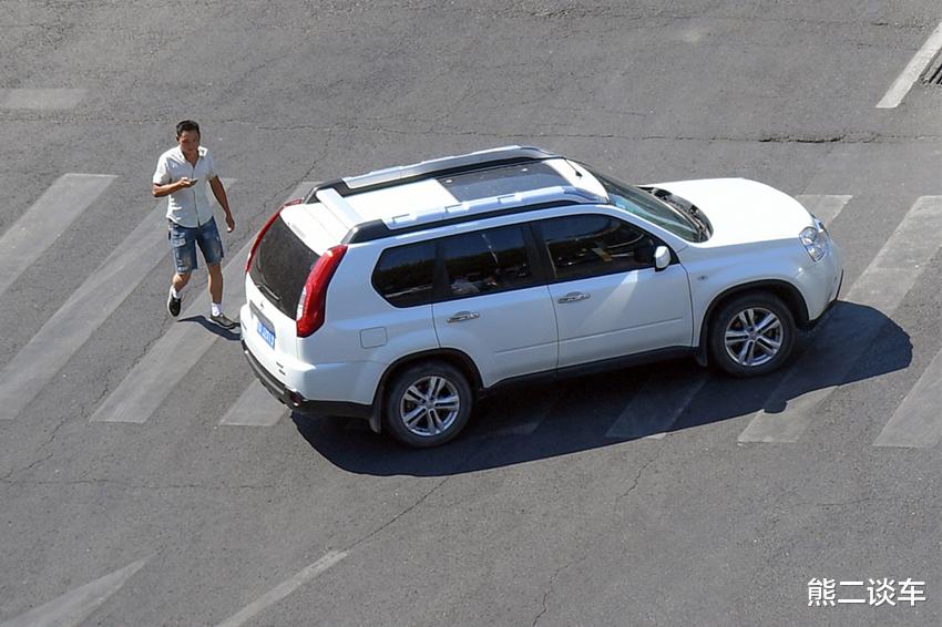 精锐教育 为何老司机误闯红灯后右转不扣分,新手右转被扣3分?原因很简单