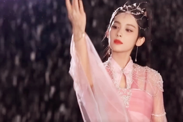 古力娜扎|许凯《雪鹰领主》飞雪连天舞长剑，古力娜扎粉衣撬动颜值天花板