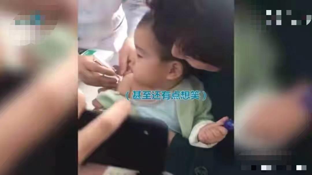 玥妈妈聊育儿|“你是男孩子,打针不能哭”,想要孩子坚强,不靠骂,而是这6点