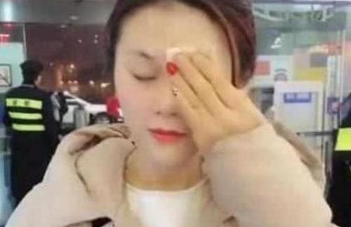 保安|\精致\女子过安检,本人照片看起来相差太大, 无奈只能当众做这件事