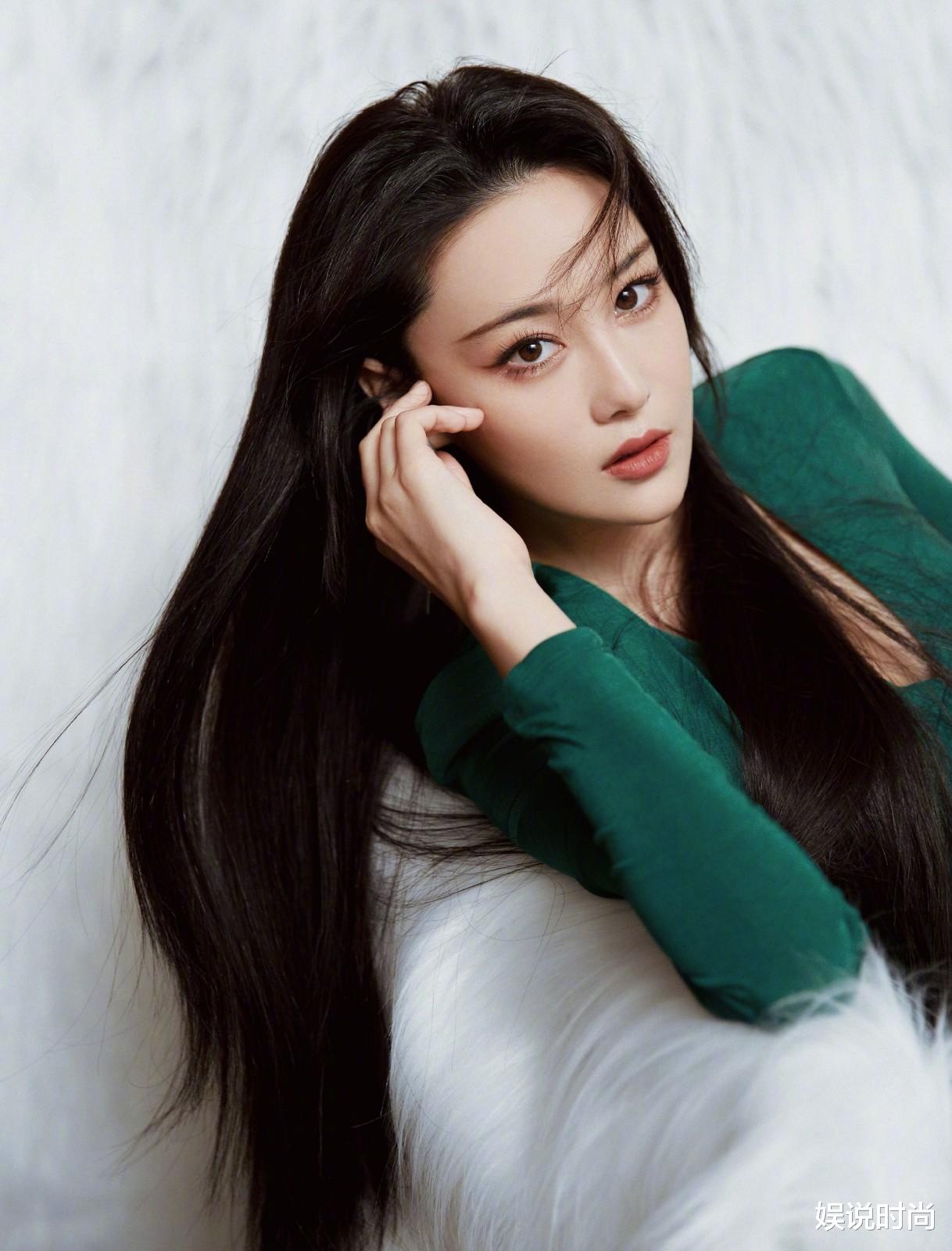 娱说时尚 ?张馨予的高级脸真精致，一袭绿裙遮不住曼妙身材，大长腿太吸睛