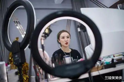 薇娅|曾经何其风光，现在何其颓丧，薇娅的今天，又是谁的明天？