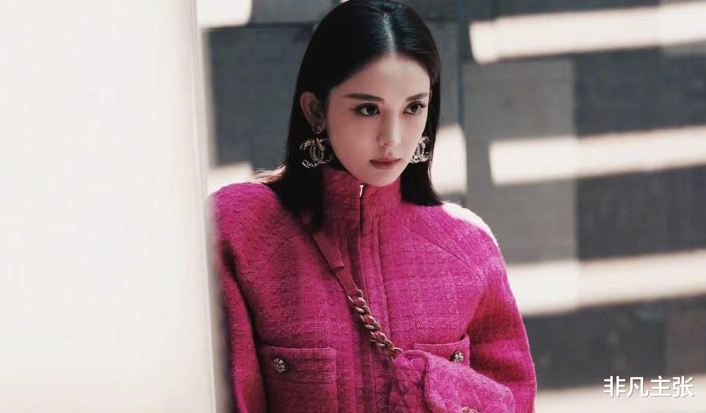 古力娜扎|百变女王古力娜扎，轻松驾驭死亡玫红色外套，尽显高贵优雅