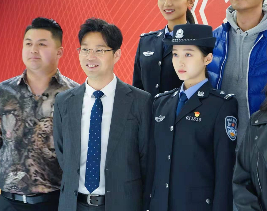 关晓彤|关晓彤穿军装参加发布会，路人镜头下“坐姿”成焦点：是对人民的尊重！