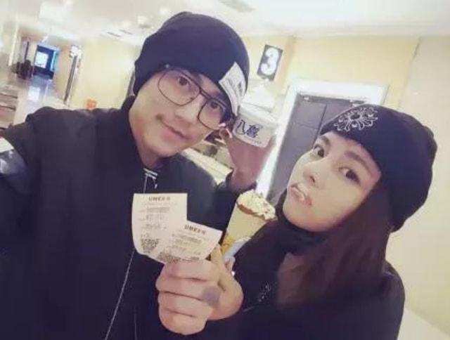 苏醒|苏醒与小11岁女友廖语辰当街争吵,双手乱舞,情绪极其不稳定