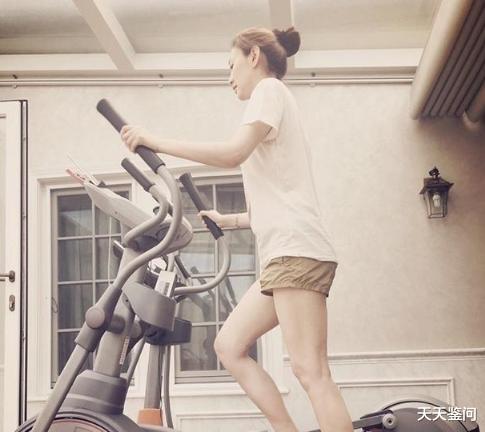 李小冉|“不老女神”李小冉，身材颜值不减当年，就像吃了不老药一样