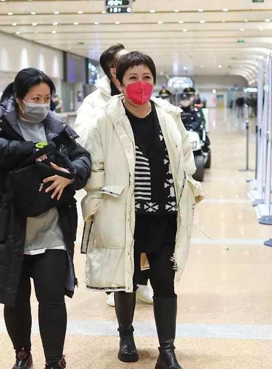 向华强|向华强罕携老婆陈岚走机场：年过七旬意气风发，随身羽绒服价值8万