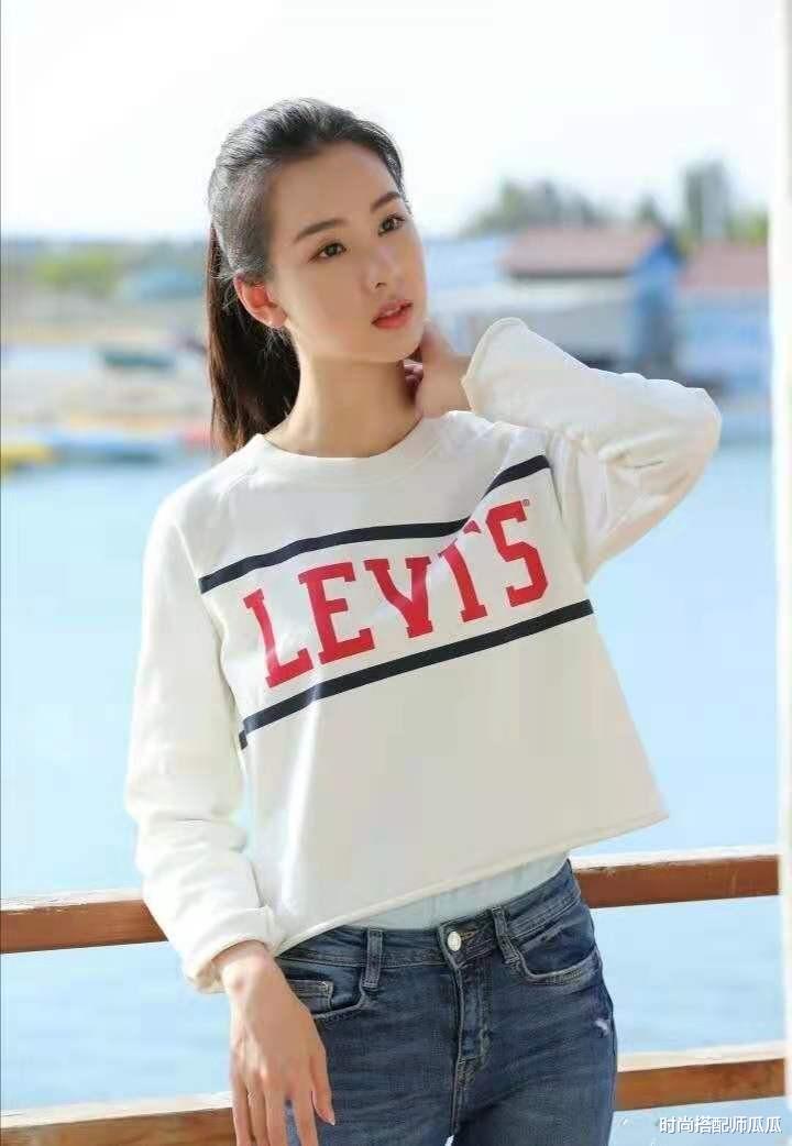 朱之文|被陈都灵新发型美到了,剪短发穿鹅黄色T恤走机场,清新感十足