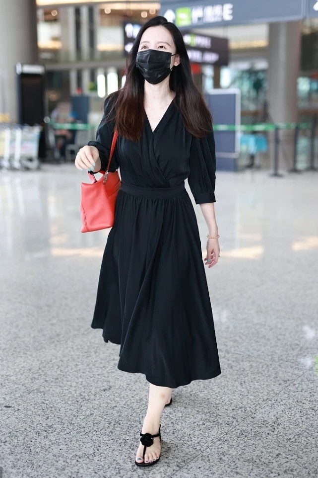 大表姐的时尚圈 张萌简直是在走秀，穿西装直接“内衣外露”，这造型回头率确实高