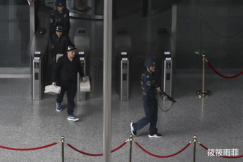 筱筱雨菲|为什么银行每天要押运现金?负责押运的都是什么人?