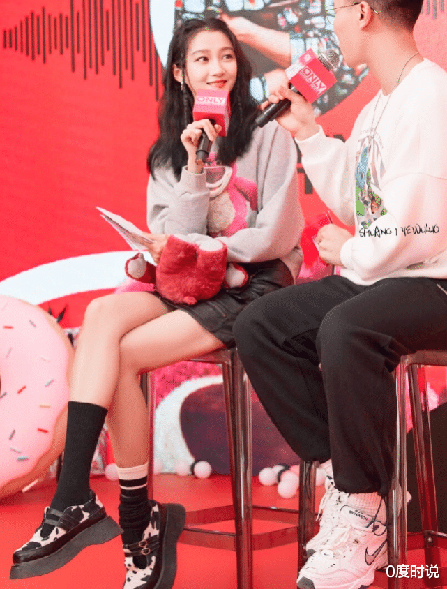 赵英俊|关晓彤终于对“三分裙”下手了，看到她坐下那刻：大长腿无处安放