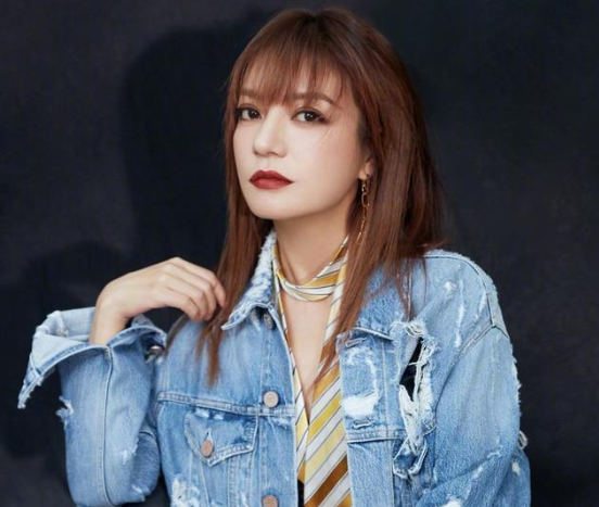 赵薇|网传赵薇被张哲瀚牵连？杂志封面被取消，代言人也将被换掉