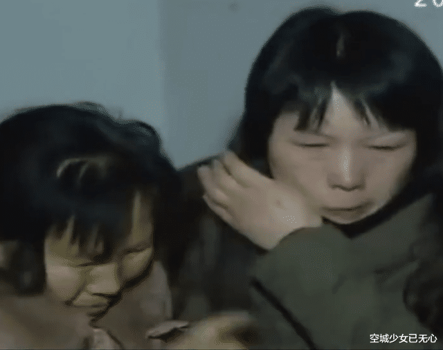 只因母亲不给女儿带孩子,5年内遭女儿20多次殴打,还被赶出家门