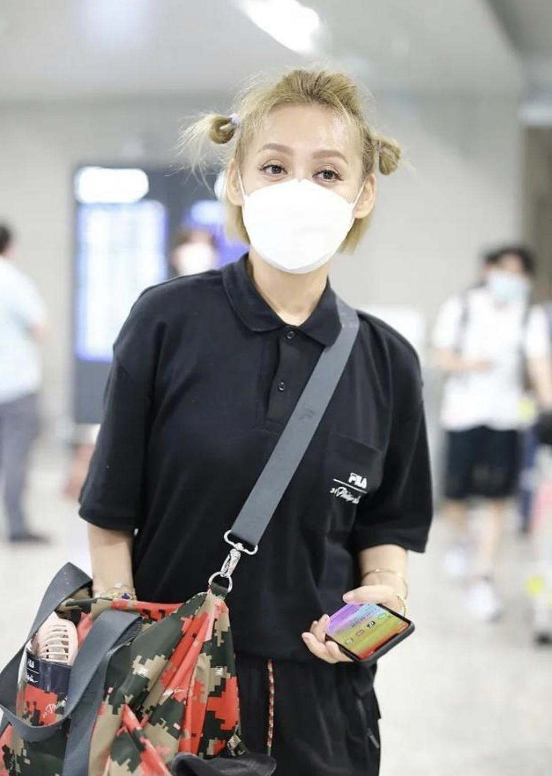 穿衣搭配|49岁宁静挺会扮嫩的，黑T配束脚裤时髦减龄，就是发型用力过猛了