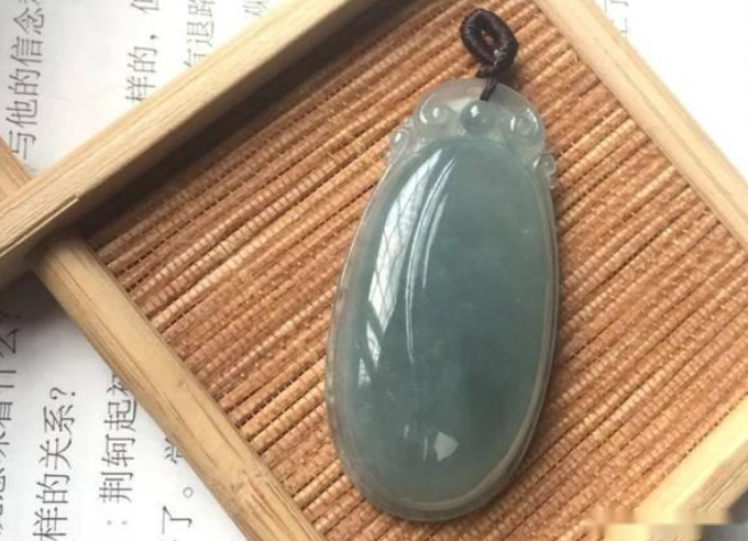 翡翠|“发灰”的翡翠是为啥？还值不值得留？