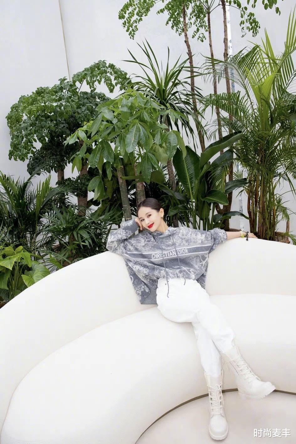 王子文|迪奥中国彩妆大使王子文亮相活动现场，针织衫配白长裤，摩登时尚