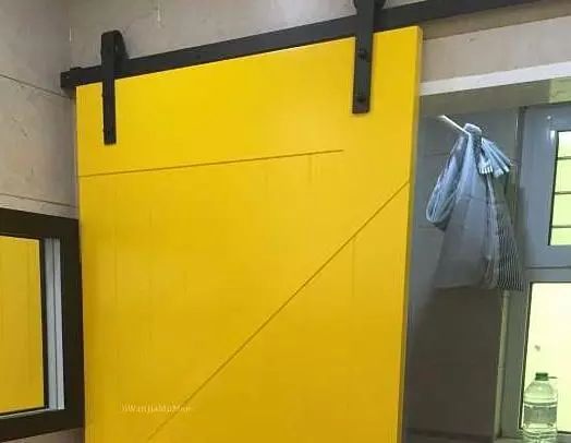 “卫生间”装什么门比较合适?若不是老师傅提醒,我差点就装错了