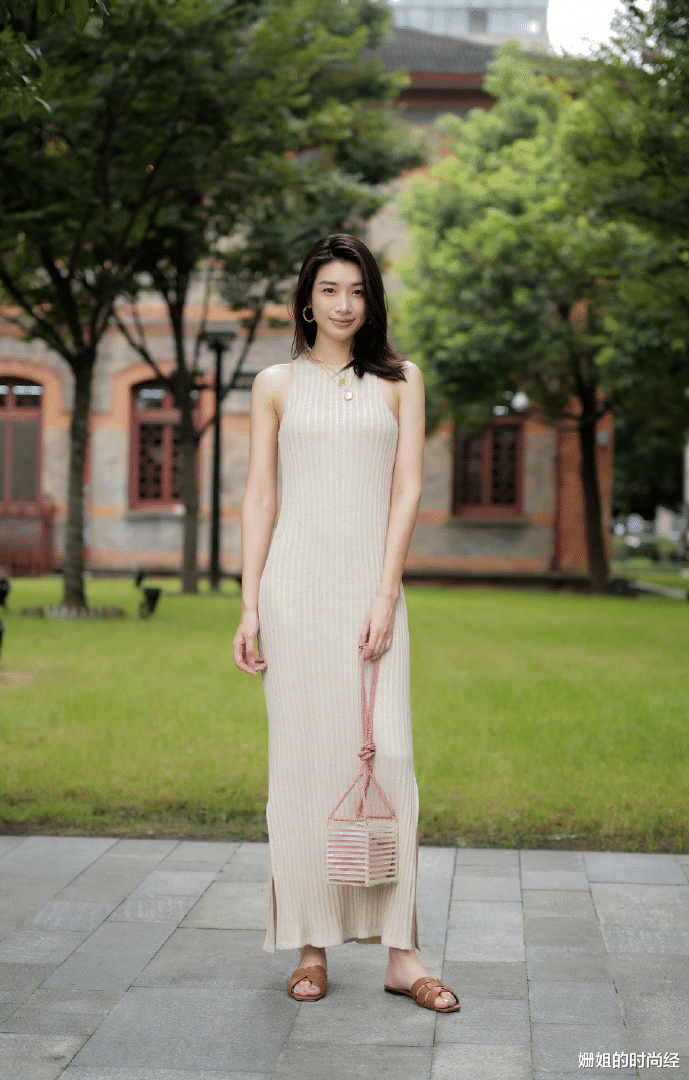 姗姐的时尚经|黄皮女人，夏天选什么颜色的上衣，才能穿得时髦、显白又不撞衫？