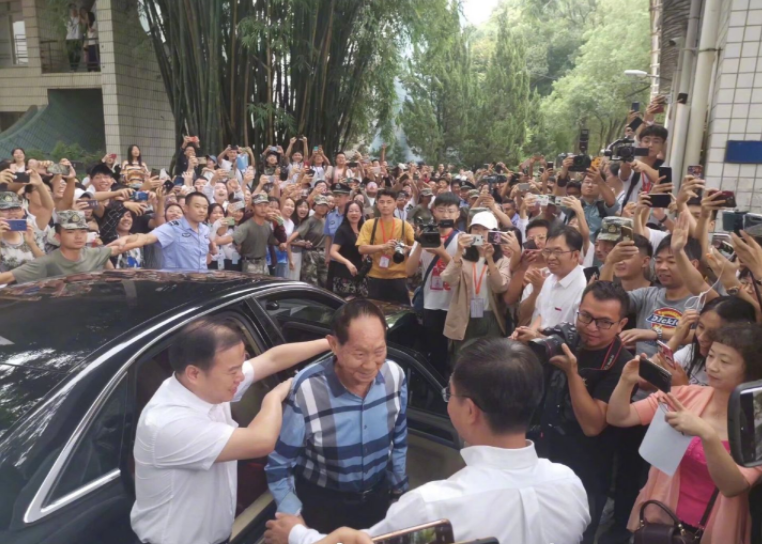 电视剧|吴亦凡事件后续，粉丝做法给教育界敲响警钟，央视的回应发人深省