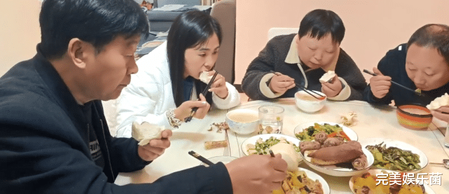 姚策脑瘫姐姐被人“利用”,两个家庭围桌吃饭,谁真谁假一眼便知