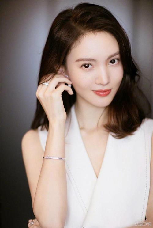 Ala的陪伴|金晨的身材、颜值和穿搭惊艳到我了，跳舞还那么好，宝藏女孩一枚