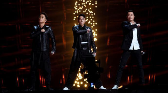 黄贯中|黄贯中的“清醒”，会让多少捞钱无底线的艺人“脸红”？