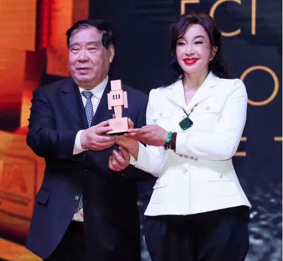 刘晓庆|66岁刘晓庆再整容也难以掩饰老去痕迹，美颜开到顶级依旧有些“吓人”