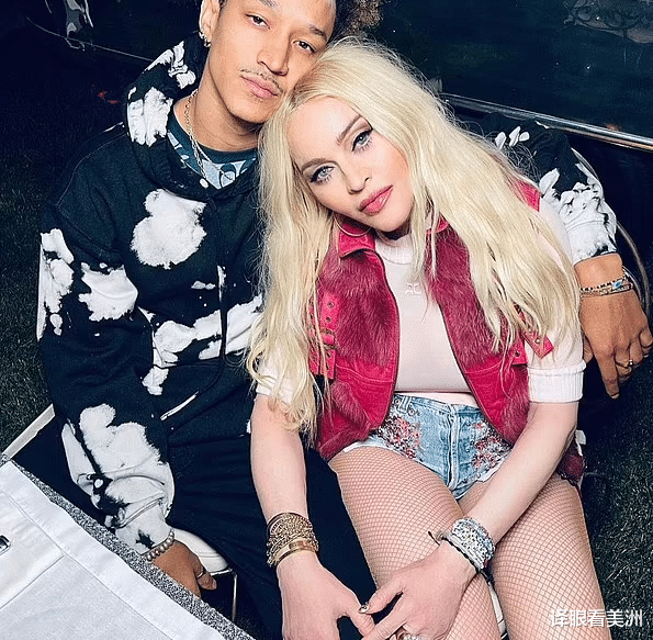 吴亦凡|62岁麦当娜超短裤配网袜姿势撩爆,与27岁小男友上演恩爱摸腿杀