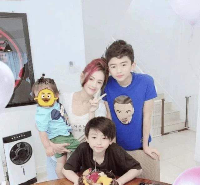 张柏芝|张柏芝直播穿吊带背心与二儿子亲吻，毕竟是男孩子这么穿好吗？