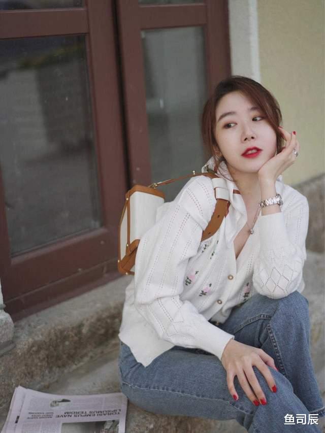 鱼司辰|秋天不穿裙子也很浪漫，针织开始搭配牛仔裤优雅大气，高级时髦