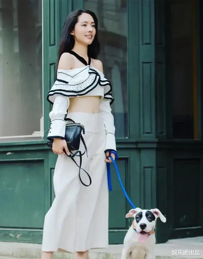 郭碧婷|郭碧婷在街边遛狗，穿露脐装气质优雅，表情可爱少女心藏不住