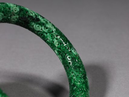 翡翠|清代翡翠卷草纹手镯