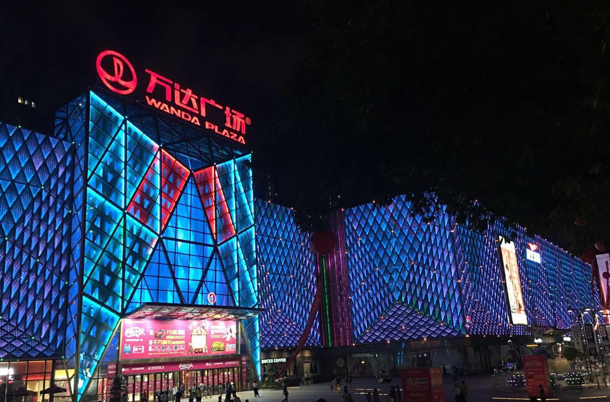 万达广场|因4000亿负债逃离房地产行业，曾经的首富变现超1000亿，因祸得福