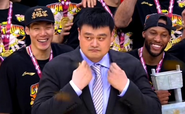 广东男篮|广东夺冠，姚明颁奖为什么全程黑脸？背后的原因让人无奈