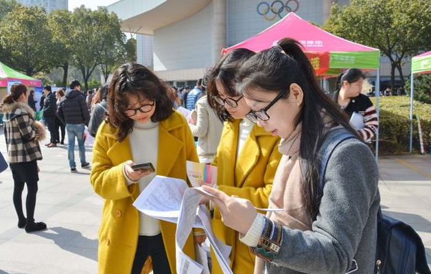 硕士研究生|211大学硕士毕业求职被嫌弃，学历贬值背后，是可怕的“现实”