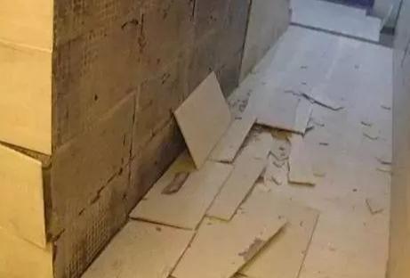 贴瓷砖时忘记做这一步的话,不到一年瓷砖就会出现空鼓