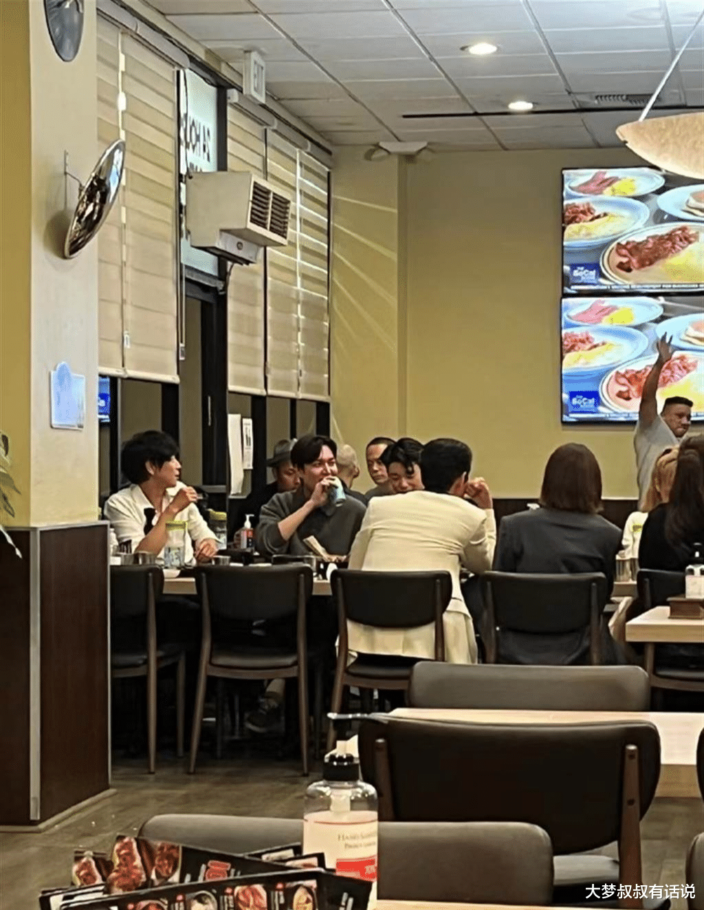 李敏镐|粉丝巧遇野生李敏镐，全程被拍，抬头惊见另外2大男神网友暴动