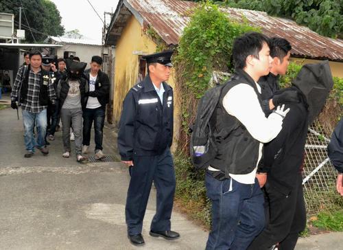 北京女子网络拼车,却遭司机和乘客抢劫,并被拖到玉米地实施性侵