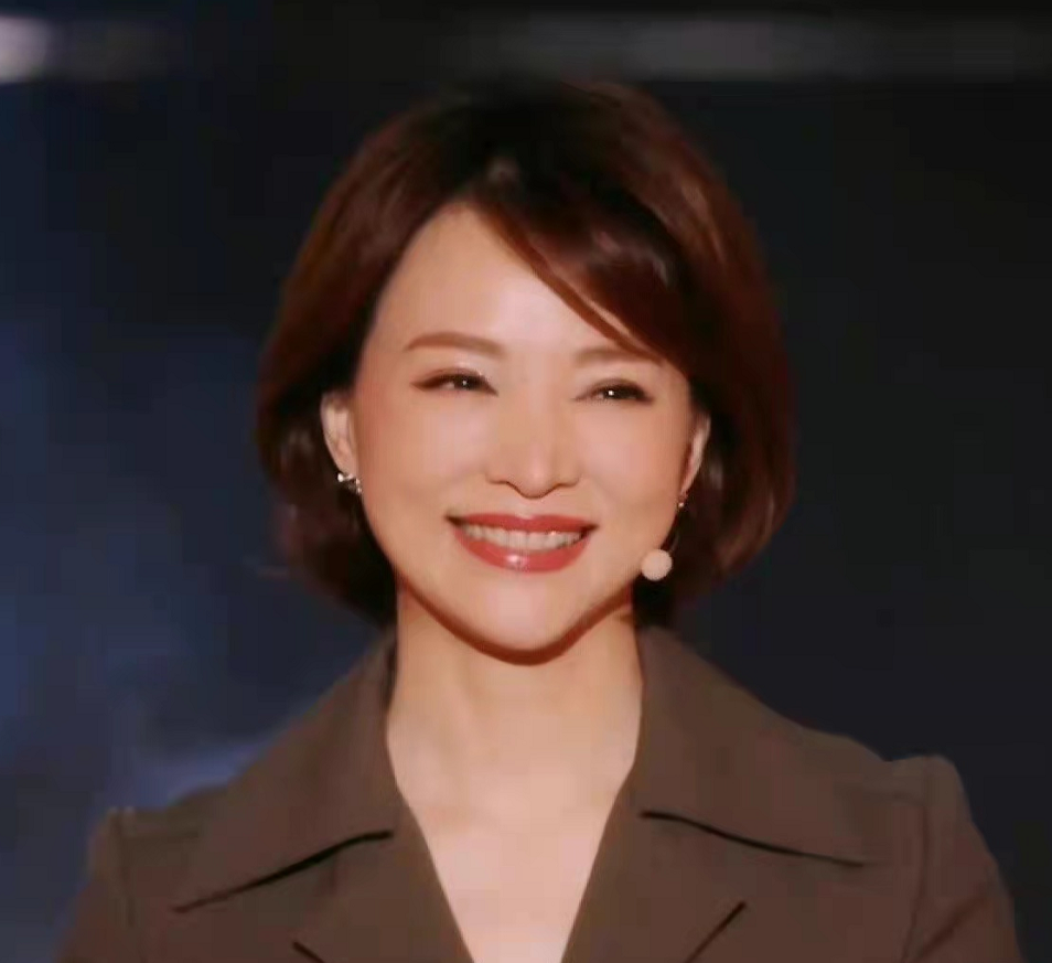 董卿|48岁董卿眉眼间尽是风情！穿工装裤美貌不输周迅，不愧是央视一姐