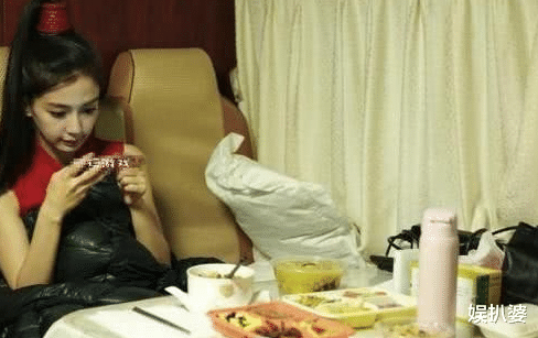 张一山|身价上亿的明星片场如何吃饭：张一山蹲垃圾堆，刘德华不红才怪