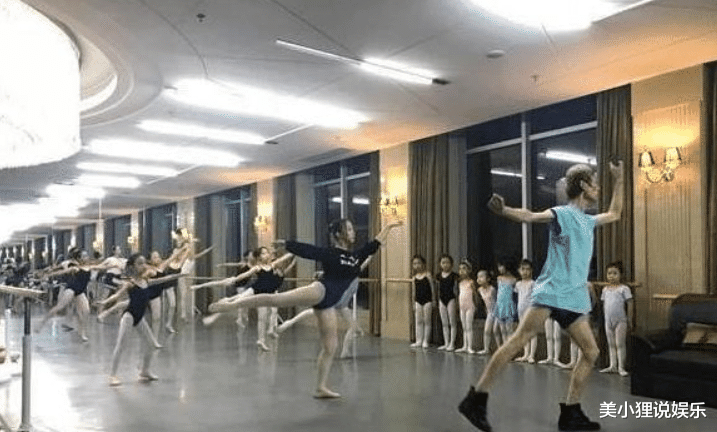 杨丽萍|杨丽萍的男弟子郭冷：47岁生活不能自理，年入百万却无人敢嫁